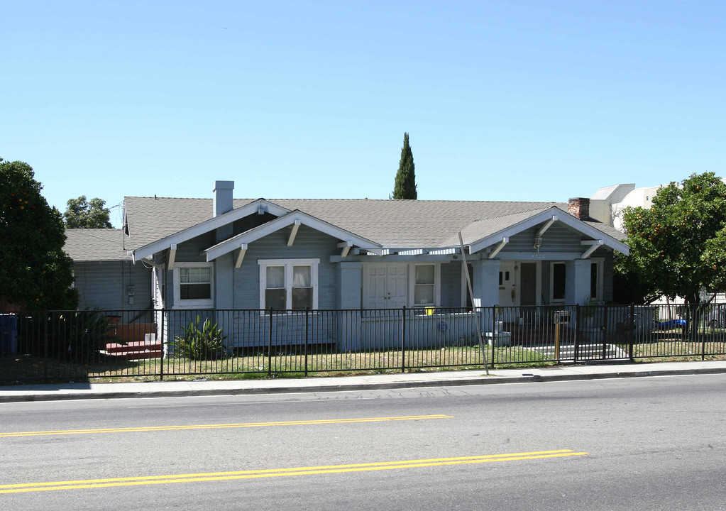 4918 Melrose Ave in Los Angeles, CA - Building Photo