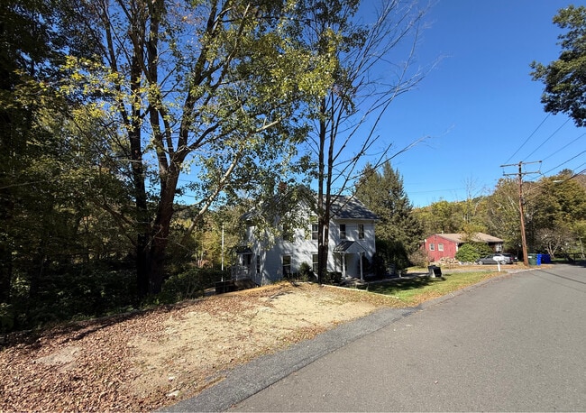 227 Railroad St in Thomaston, CT - Building Photo - Building Photo