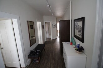 204 Northeast 5th Avenue in Hillsboro, OR - Foto de edificio - Building Photo