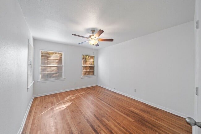 2620 Engle Ave in Dallas, TX - Building Photo - Building Photo