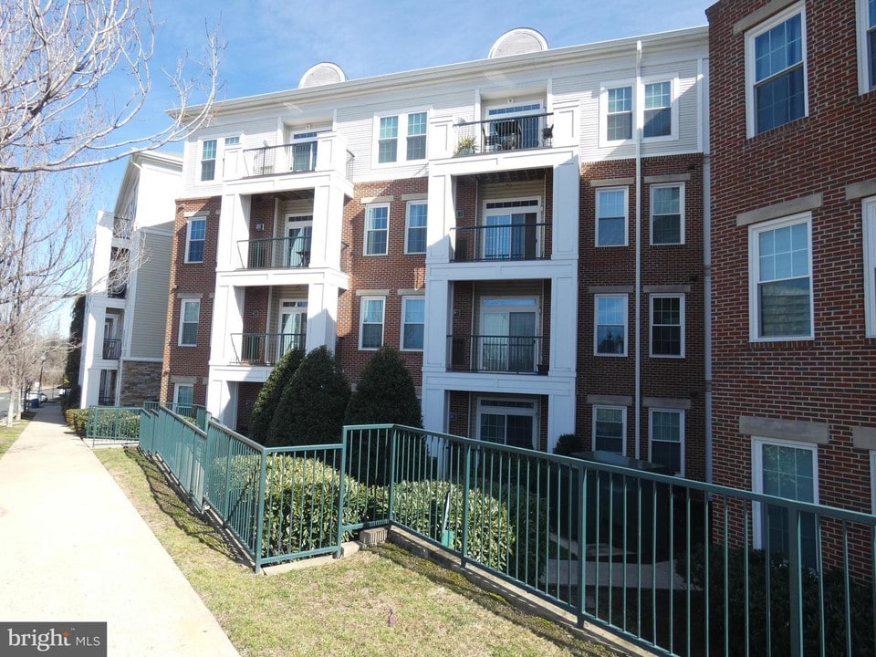 2465 Army Navy Dr in Arlington, VA - Building Photo