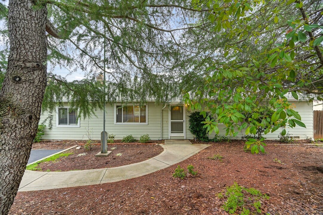 1450 Live Oak Ln in Auburn, CA - Building Photo