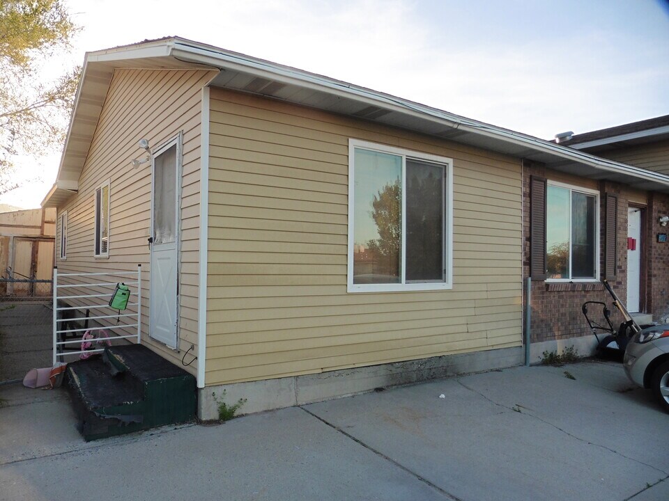 3688 S Buckeroo Cir, Unit apartment in Magna, UT - Building Photo