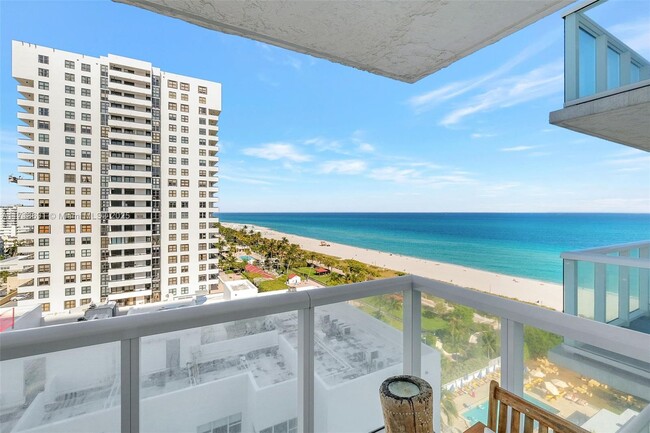 2457 Collins Ave, Unit 1402 in Miami Beach, FL - Building Photo - Building Photo