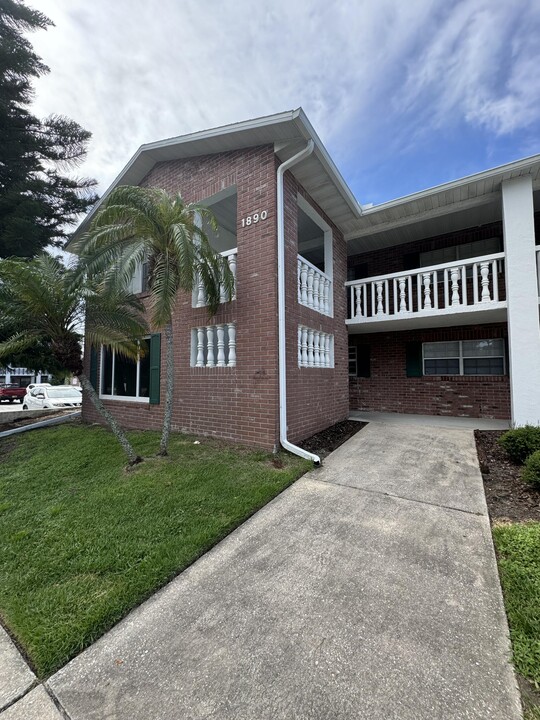 1890 Knox McRae Dr in Titusville, FL - Foto de edificio