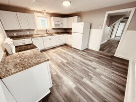 6 Grove St in Auburn, ME - Building Photo