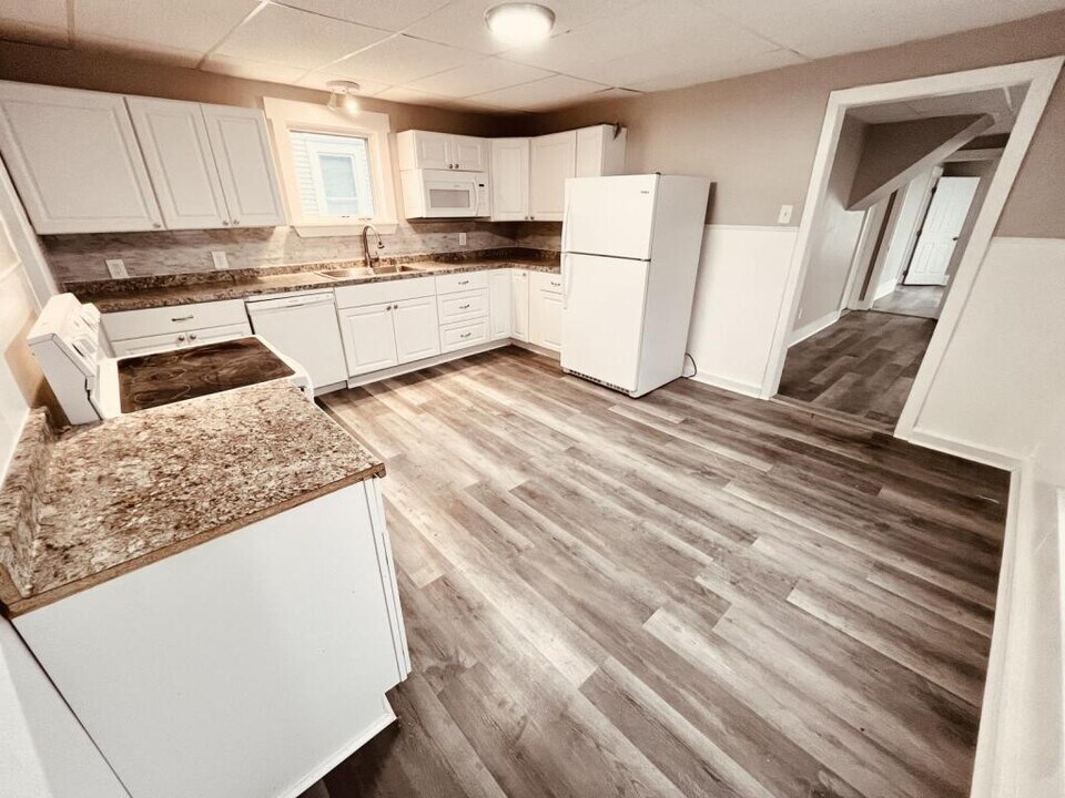 6 Grove St in Auburn, ME - Building Photo