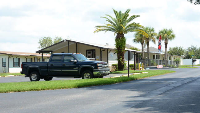 Swiss Village MHC in Winter Haven, FL - Foto de edificio - Building Photo