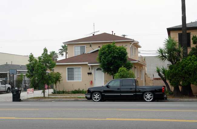 7415 Woodley Ave in Van Nuys, CA - Building Photo - Building Photo