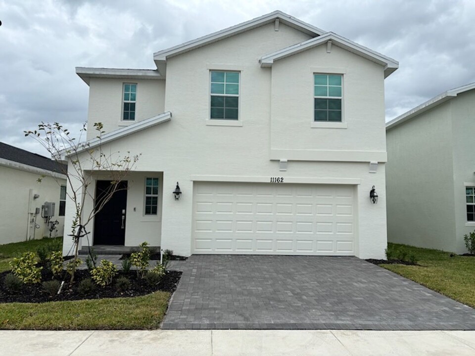 11162 Northwest Fernbrook Drive in Port St. Lucie, FL - Foto de edificio