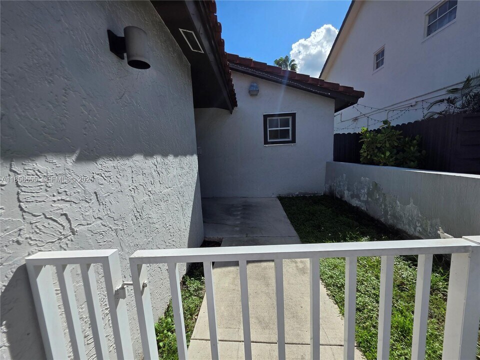 15564 SW 63rd Ter in Miami, FL - Building Photo
