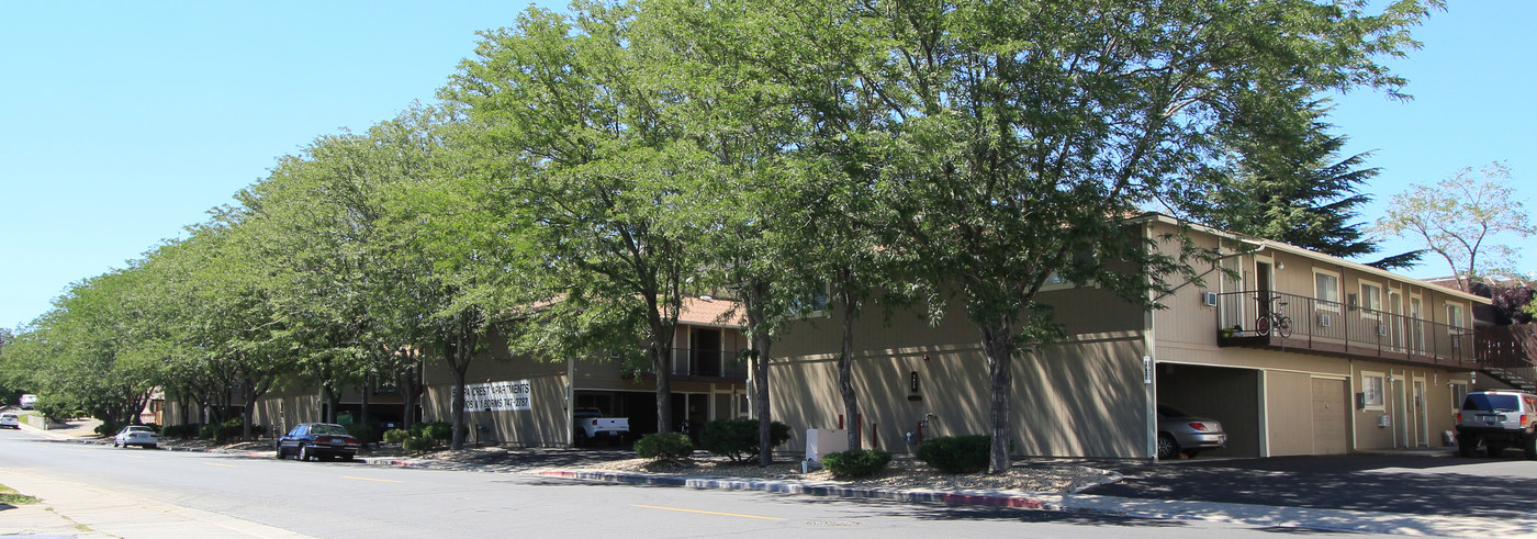 Sierra Crest Apartments in Reno, NV - Building Photo