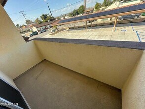 1850 Buyers St, Unit 203 in Simi Valley, CA - Foto de edificio - Building Photo