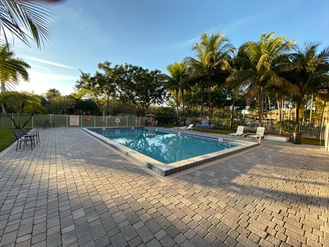 120 Sparrow Dr, Unit 304 in Royal Palm Beach, FL - Building Photo - Building Photo