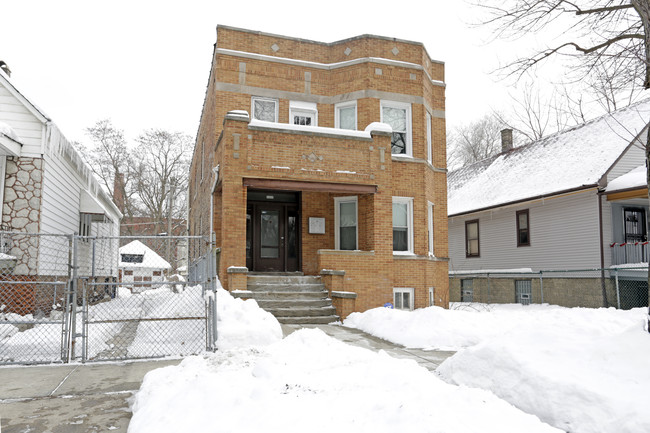 8825 S Saginaw Ave in Chicago, IL - Foto de edificio - Building Photo