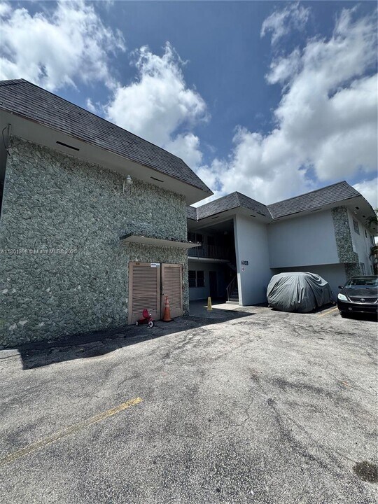 300 NE 1st Ct in Hallandale Beach, FL - Building Photo