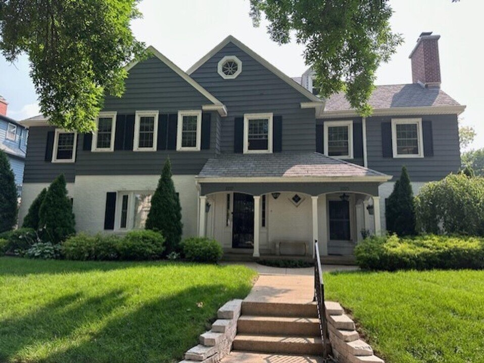 2225 E Woodstock Pl in Milwaukee, WI - Building Photo