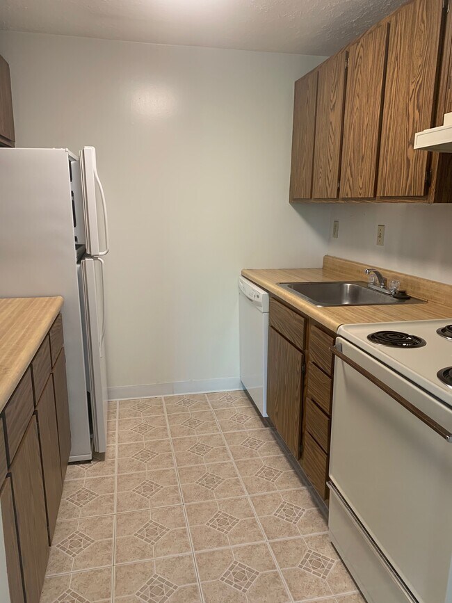 800 Northwood Ct Apartments and Nearby Wheeling Apartments For Rent