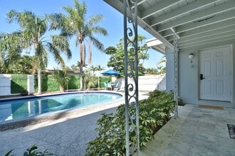 250 SE Park St in Dania Beach, FL - Foto de edificio - Building Photo