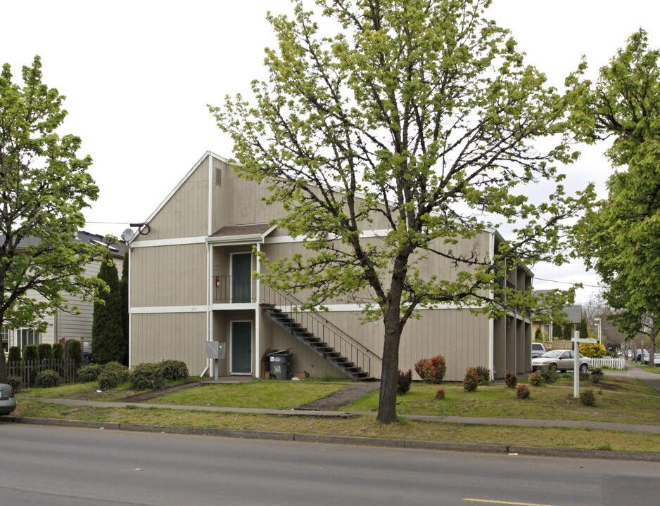 573 SE Walnut St in Hillsboro, OR - Foto de edificio