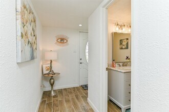 5791 Maple Hill Dr in Houston, TX - Foto de edificio - Building Photo