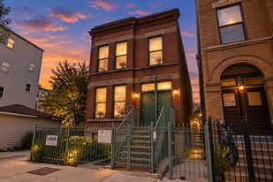 2742 W Augusta Blvd, Unit 2F in Chicago, IL - Building Photo