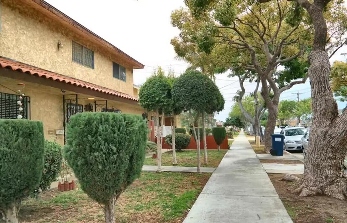 12118 Ramona Ave, Unit C in Hawthorne, CA - Building Photo