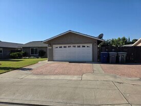 1488 Indianapolis Ave in Clovis, CA - Building Photo