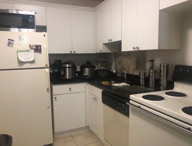 7100 NW 179th St in Hialeah, FL - Building Photo