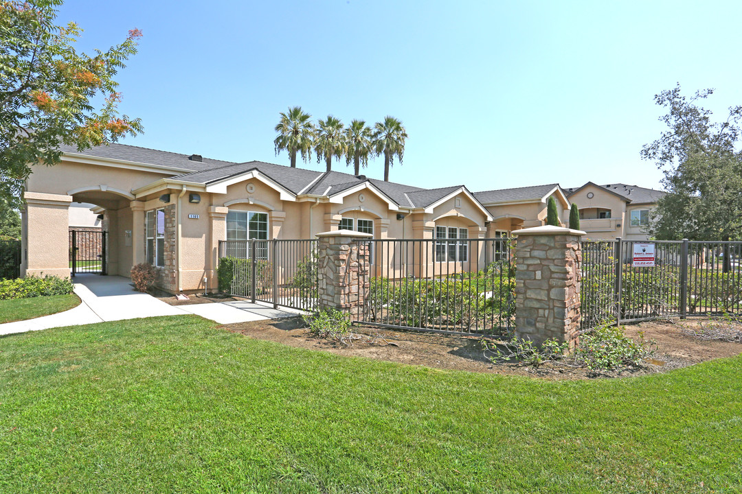 Valley Oak Apartments in Lemoore, CA - Building Photo