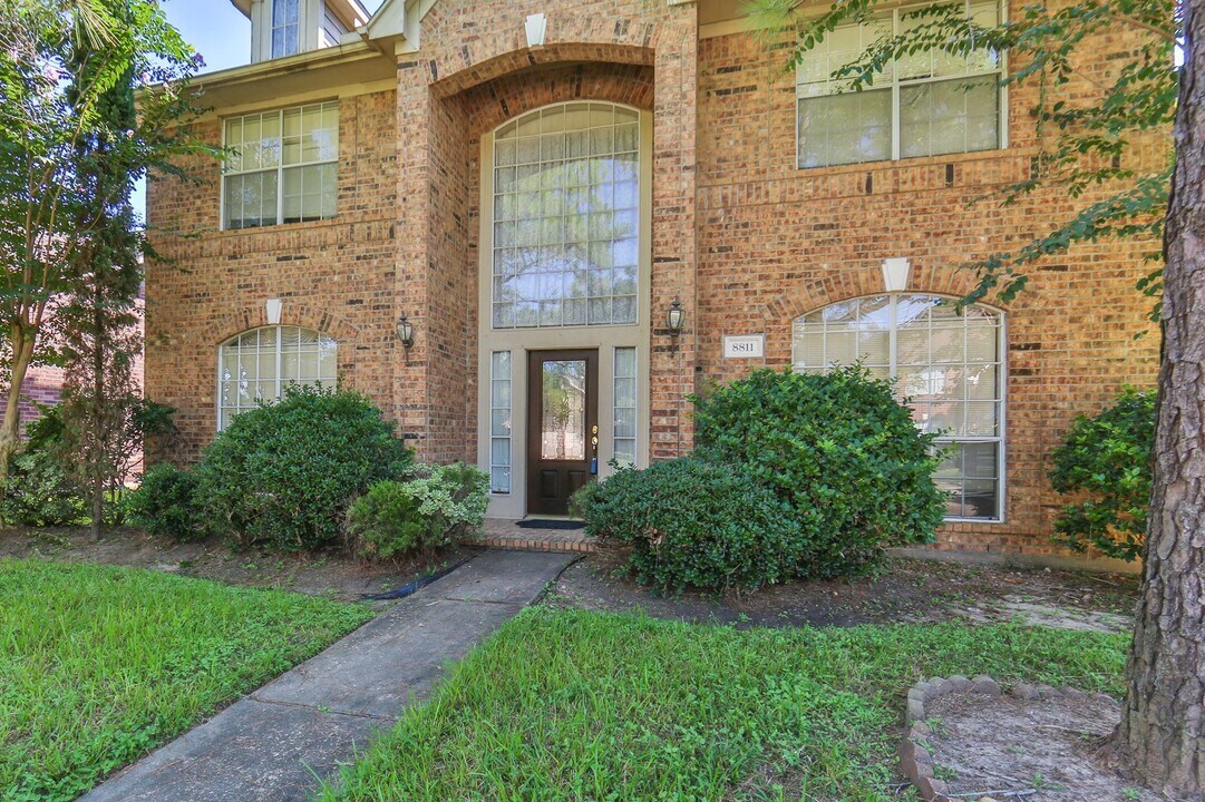 8811 Earnestwood Dr in Houston, TX - Building Photo