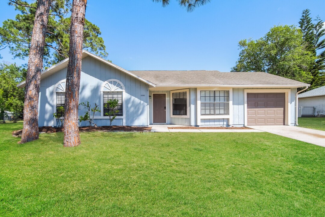 1095 Heath Ave NW in Palm Bay, FL - Building Photo