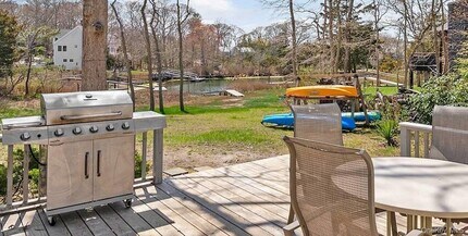 37 Noyack Harbor Rd in Southampton, NY - Building Photo - Building Photo