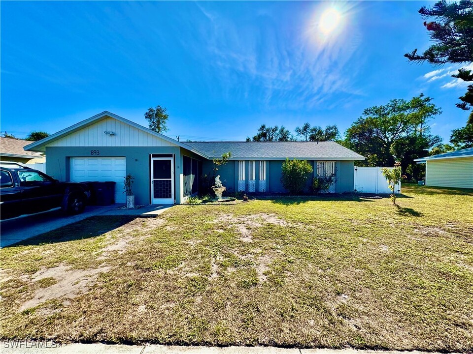 893 Ridgeway Dr in North Fort Myers, FL - Building Photo