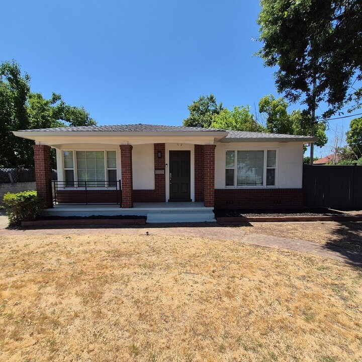 6180 Broadway in Sacramento, CA - Building Photo