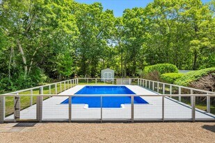 64 Old Depot Rd in Quogue, NY - Building Photo