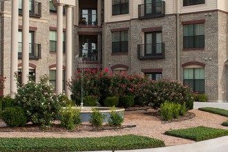 Discovery Village @ Castle Hills SeniorLiving in Lewisville, TX - Building Photo - Building Photo