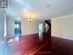 88 Halldorson Ave in Aurora, ON - Building Photo - Building Photo