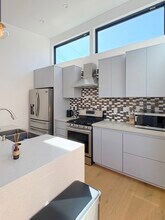 2935 S West View St in Los Angeles, CA - Building Photo - Building Photo