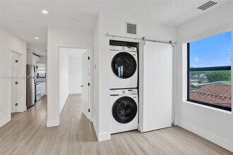 1721 SW 13th St in Miami, FL - Foto de edificio - Building Photo