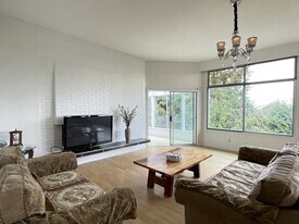 1137 Crestline Rd in West Vancouver, BC - Building Photo