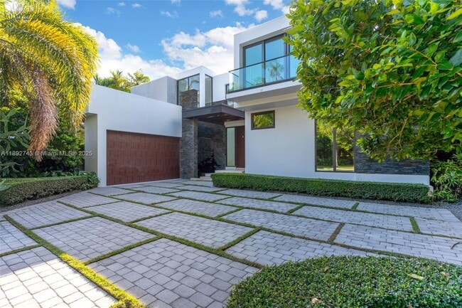 124 Park Dr in Bal Harbour, FL - Building Photo - Building Photo