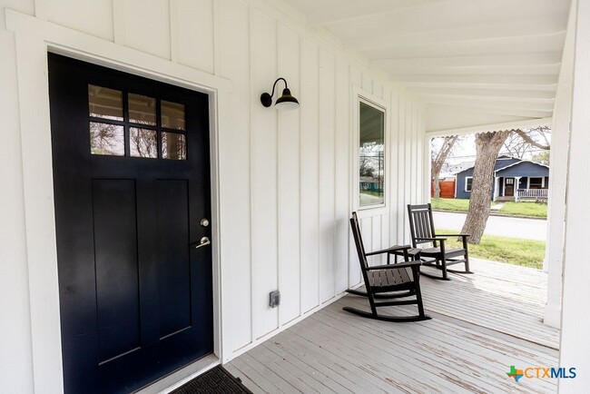 991 W Mill St in New Braunfels, TX - Foto de edificio - Building Photo
