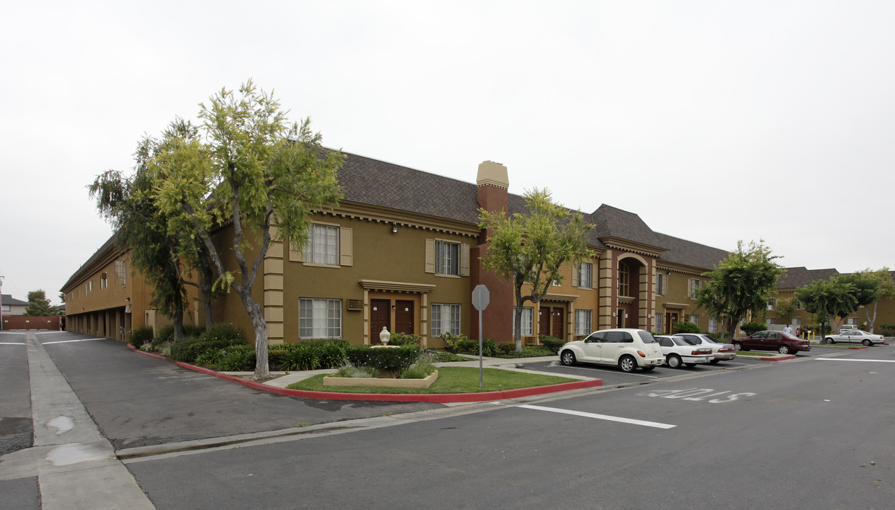 Chatham Village Apartments in Tustin, CA - Building Photo