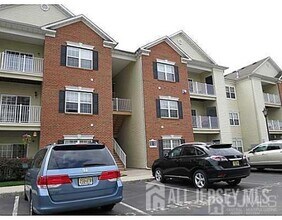 231 Lucy Ct in South Plainfield, NJ - Building Photo - Building Photo