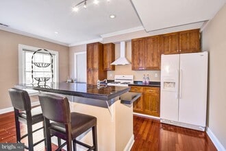 7347 Wisconsin Ave-Unit -201 in Bethesda, MD - Foto de edificio - Building Photo