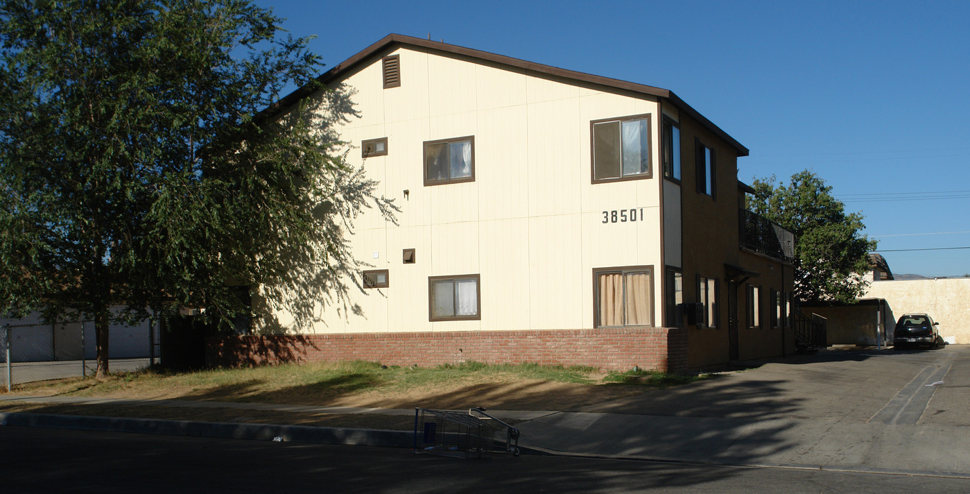 38501 Larkin Ave in Palmdale, CA - Building Photo