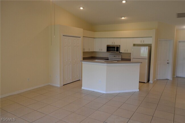 1325 SE 8th Ave in Cape Coral, FL - Building Photo - Building Photo