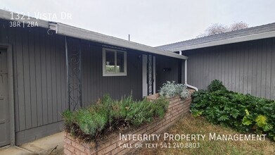 1321 Vista Dr in Central Point, OR - Building Photo - Building Photo