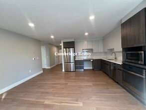 8 Central St, Unit TT in Somerville, MA - Building Photo - Building Photo